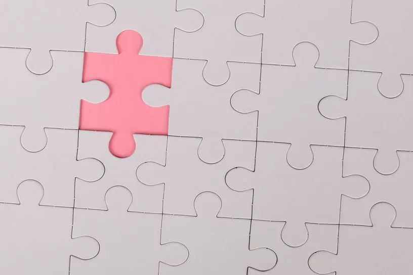 Un puzzle avec une pièce manquante