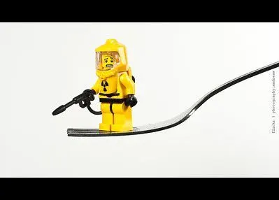 Bonhomme légo en combinaison radioactive